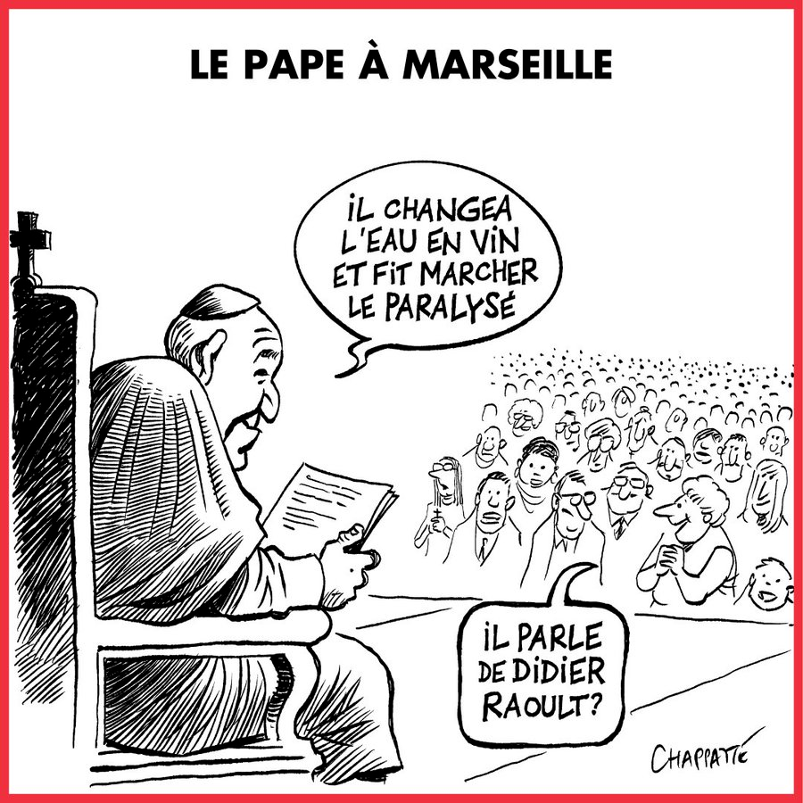 Dessin de Chappatte, titré "Le Pape à Marseille". Le Pape, assis, dit face au public : "Il changea l’eau en vin et fit marcher le paralysé". Une femme dans le public: "Il parle de Didier Raoult ?"